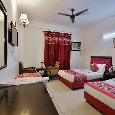 Family Spot Hotel New Delhi Bagian luar foto