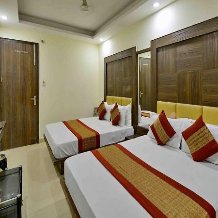 Family Spot Hotel New Delhi Bagian luar foto