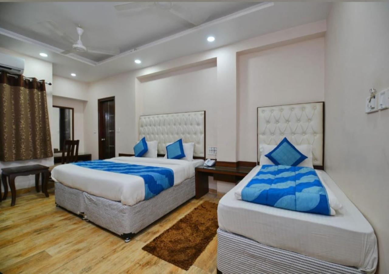 Family Spot Hotel New Delhi Bagian luar foto