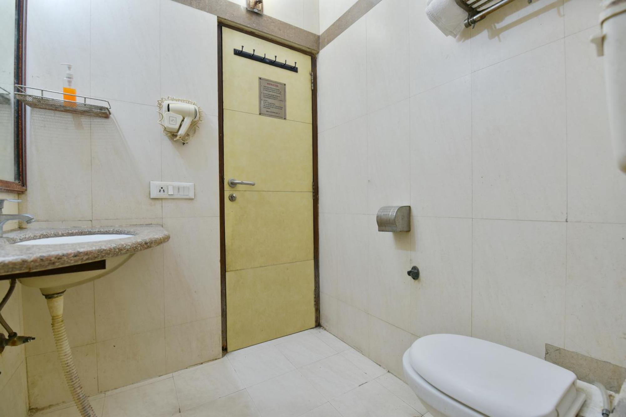 Family Spot Hotel New Delhi Bagian luar foto