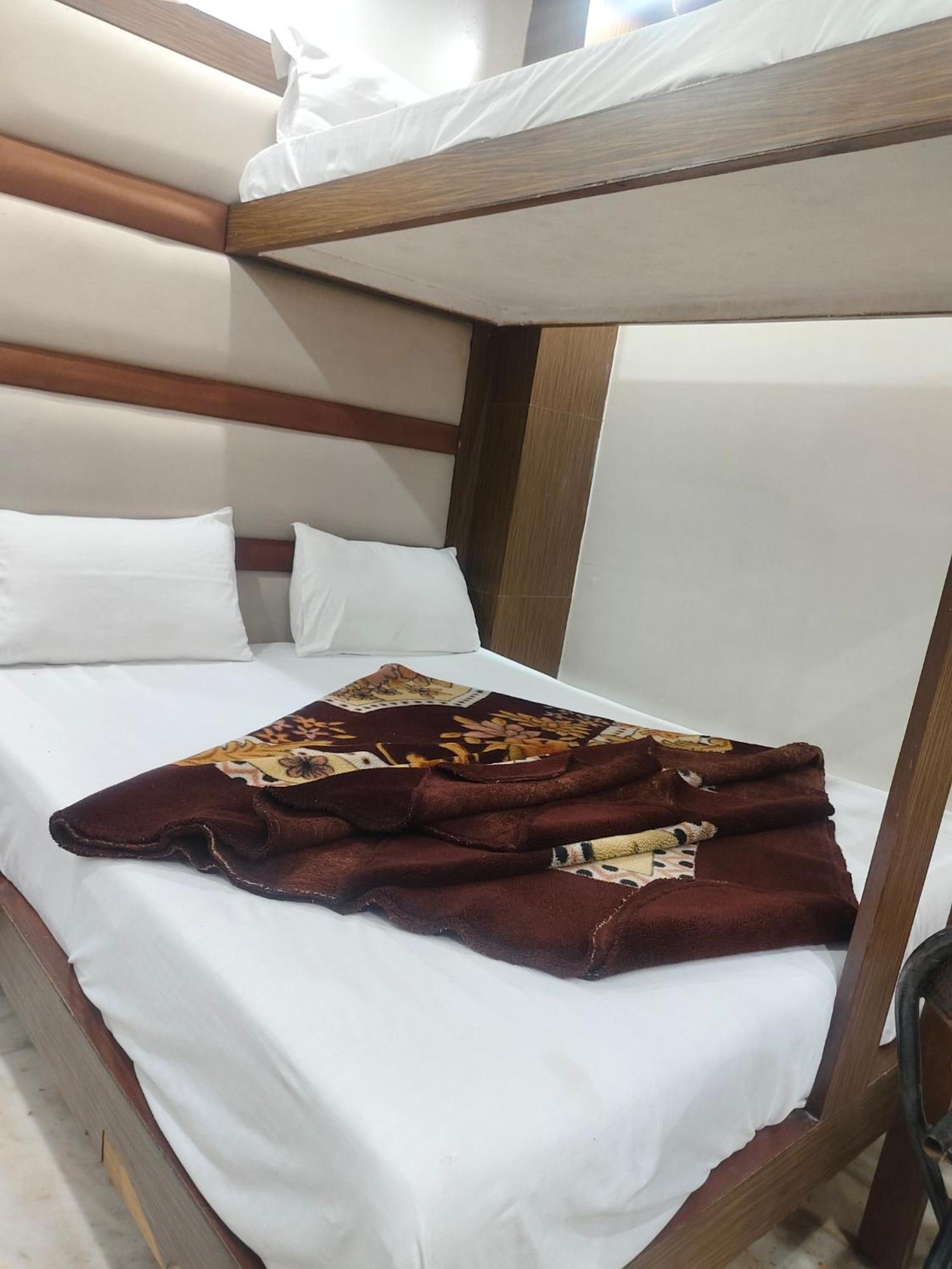 Family Spot Hotel New Delhi Bagian luar foto