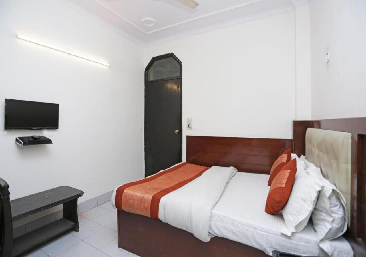 Family Spot Hotel New Delhi Bagian luar foto