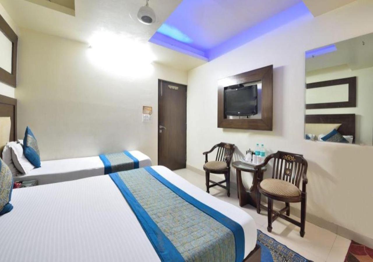 Family Spot Hotel New Delhi Bagian luar foto