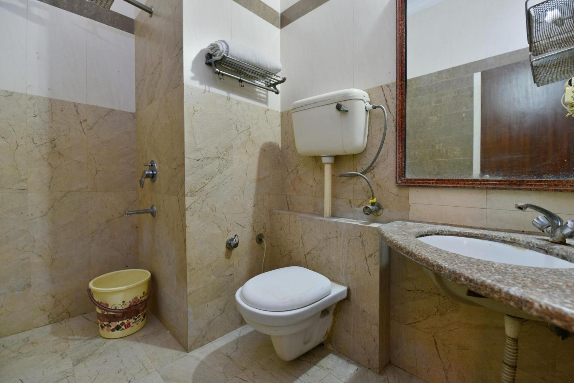Family Spot Hotel New Delhi Bagian luar foto