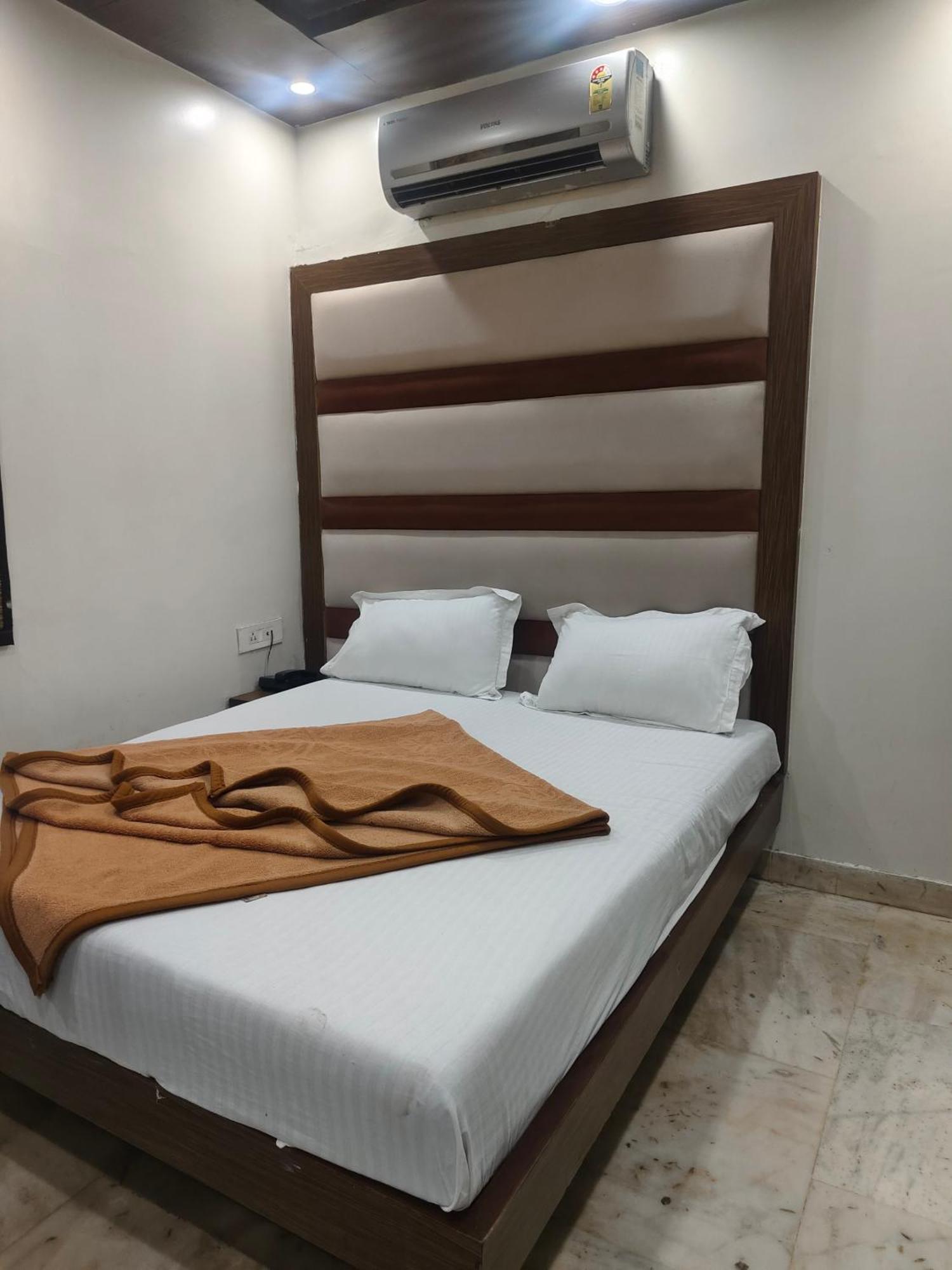 Family Spot Hotel New Delhi Bagian luar foto