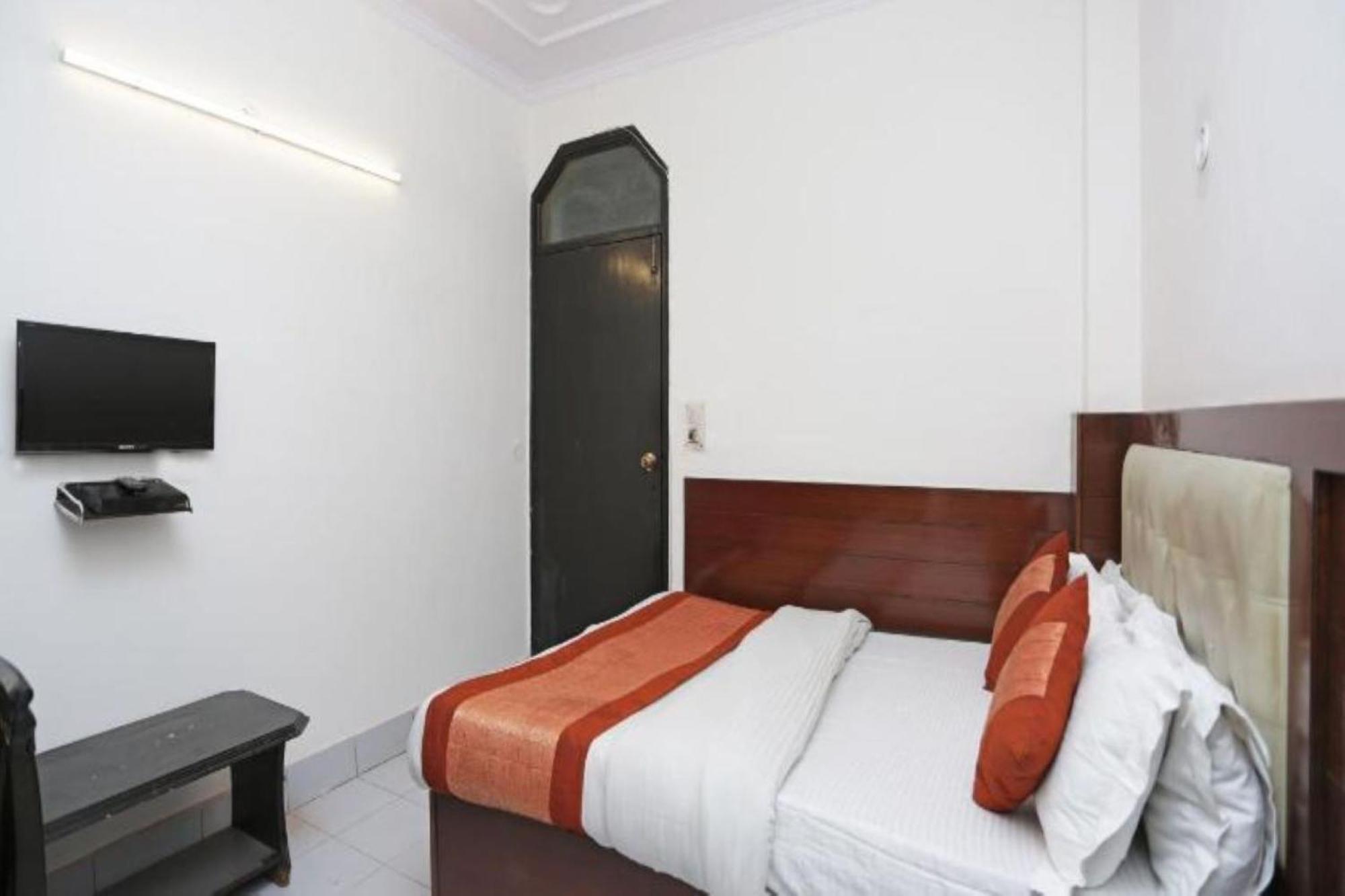 Family Spot Hotel New Delhi Bagian luar foto