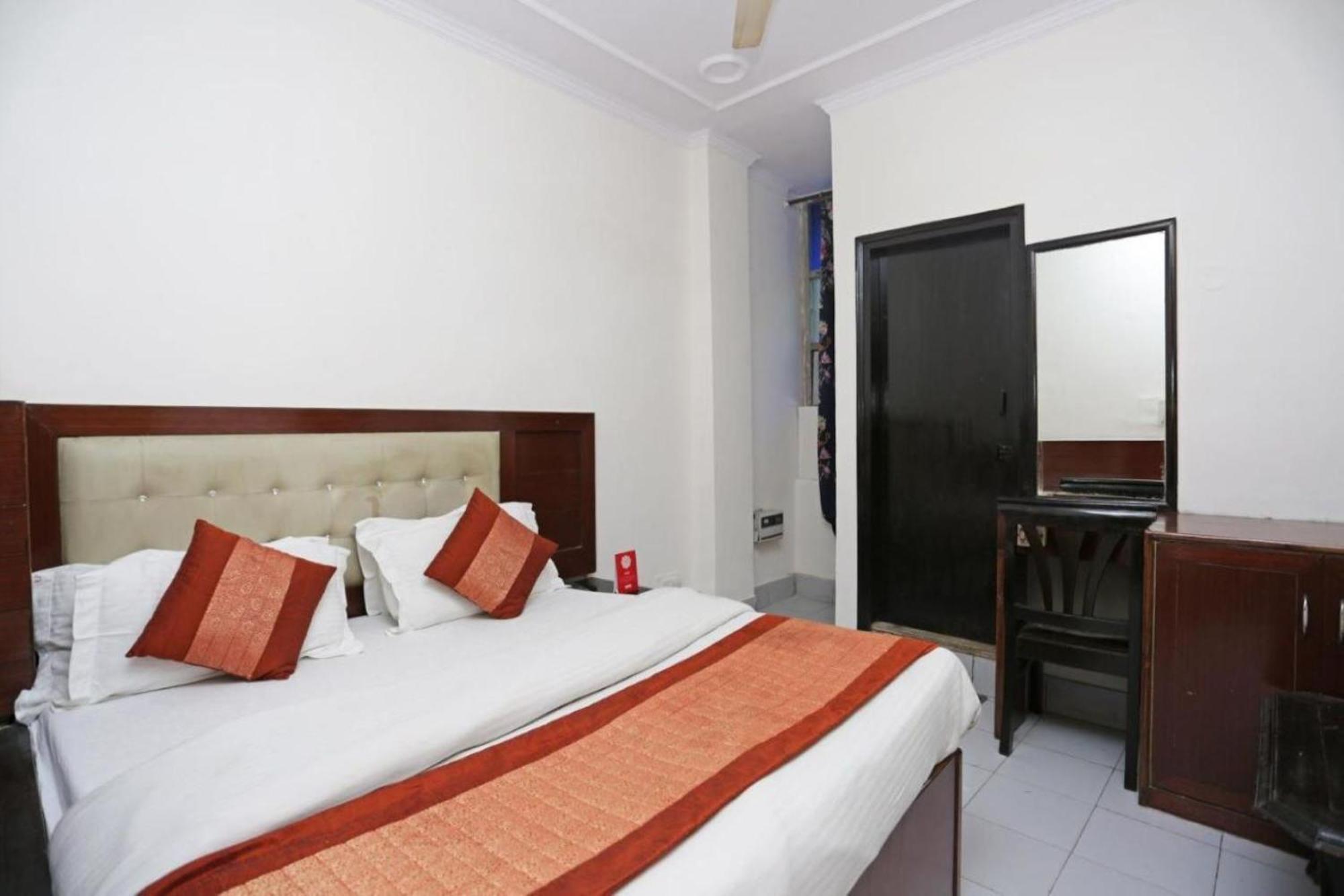 Family Spot Hotel New Delhi Bagian luar foto