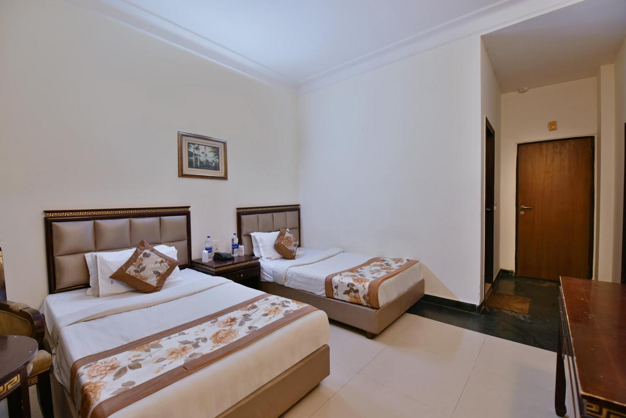 Family Spot Hotel New Delhi Bagian luar foto