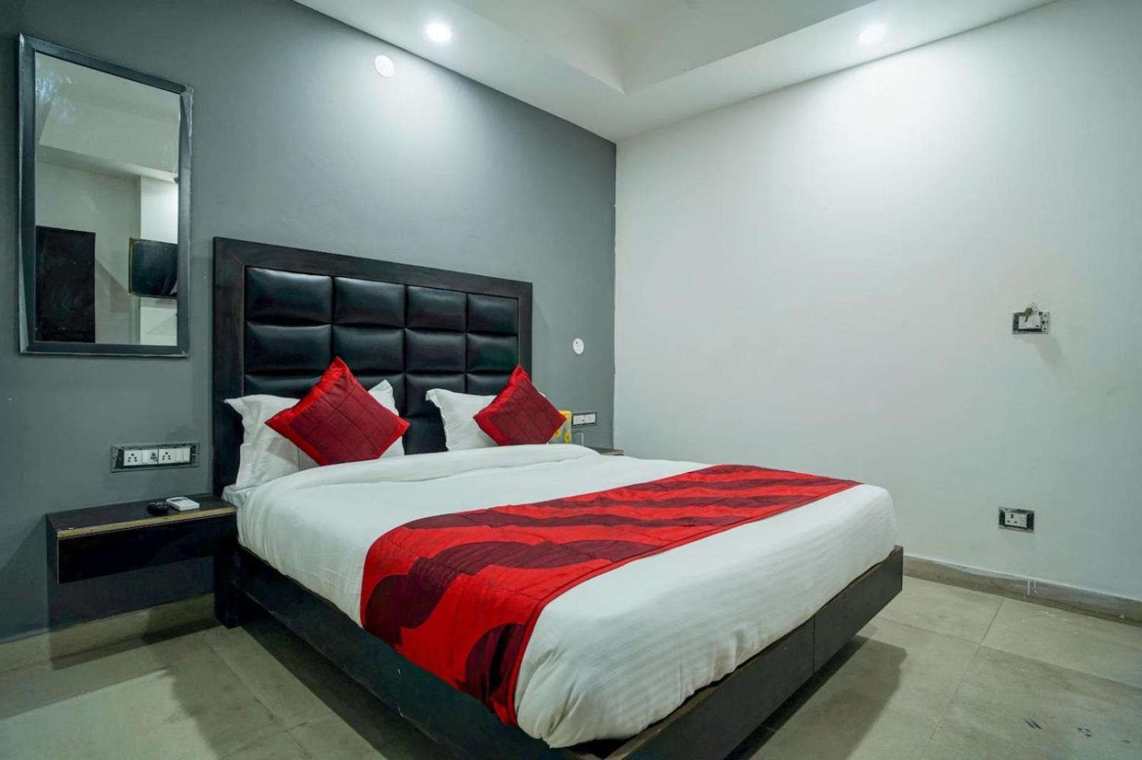 Family Spot Hotel New Delhi Bagian luar foto
