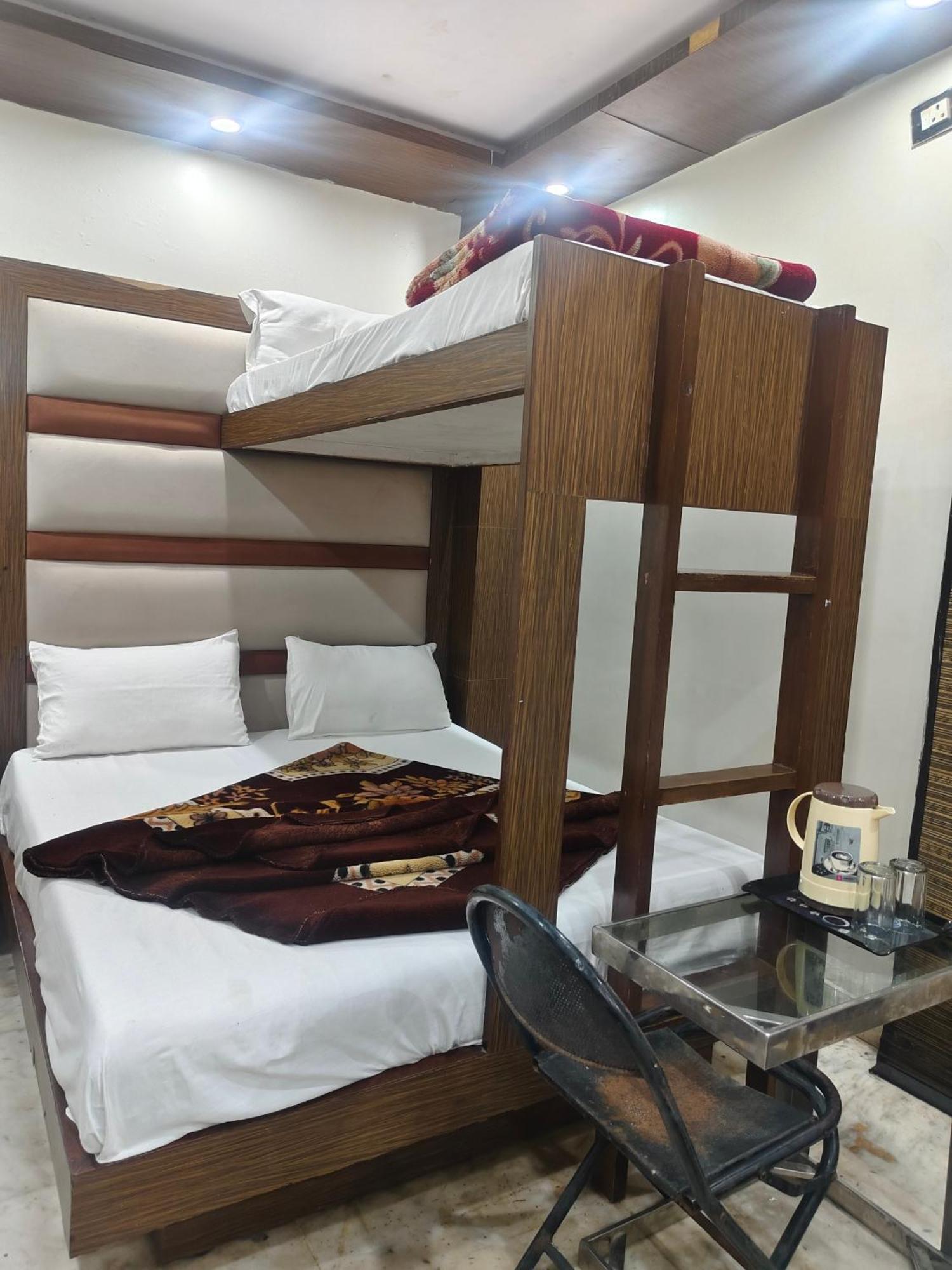 Family Spot Hotel New Delhi Bagian luar foto
