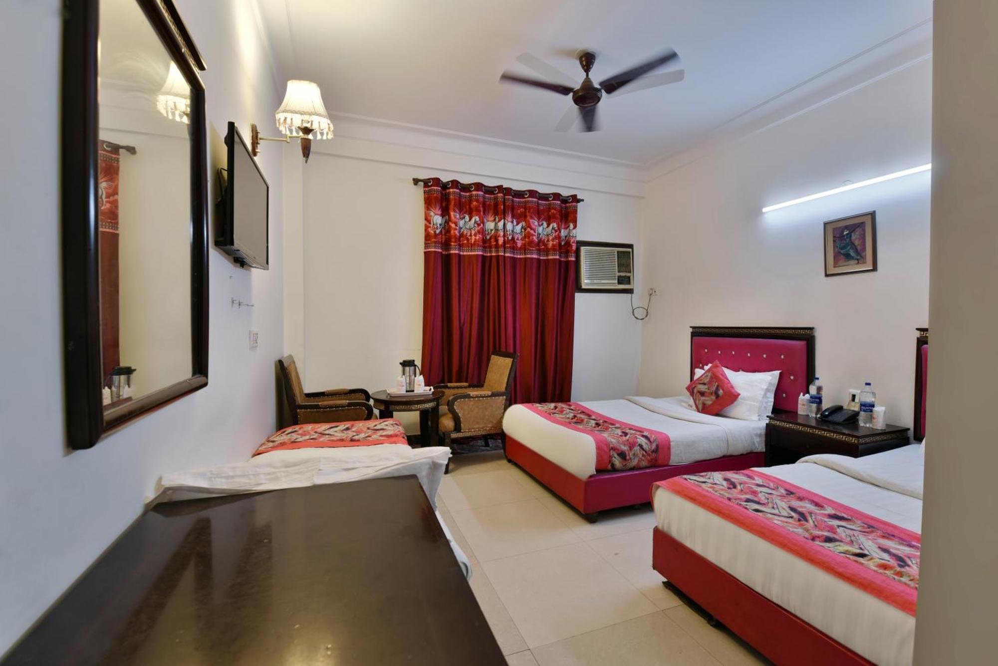 Family Spot Hotel New Delhi Bagian luar foto