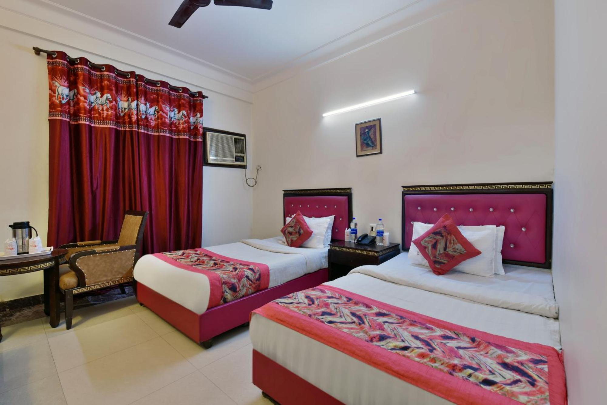 Family Spot Hotel New Delhi Bagian luar foto