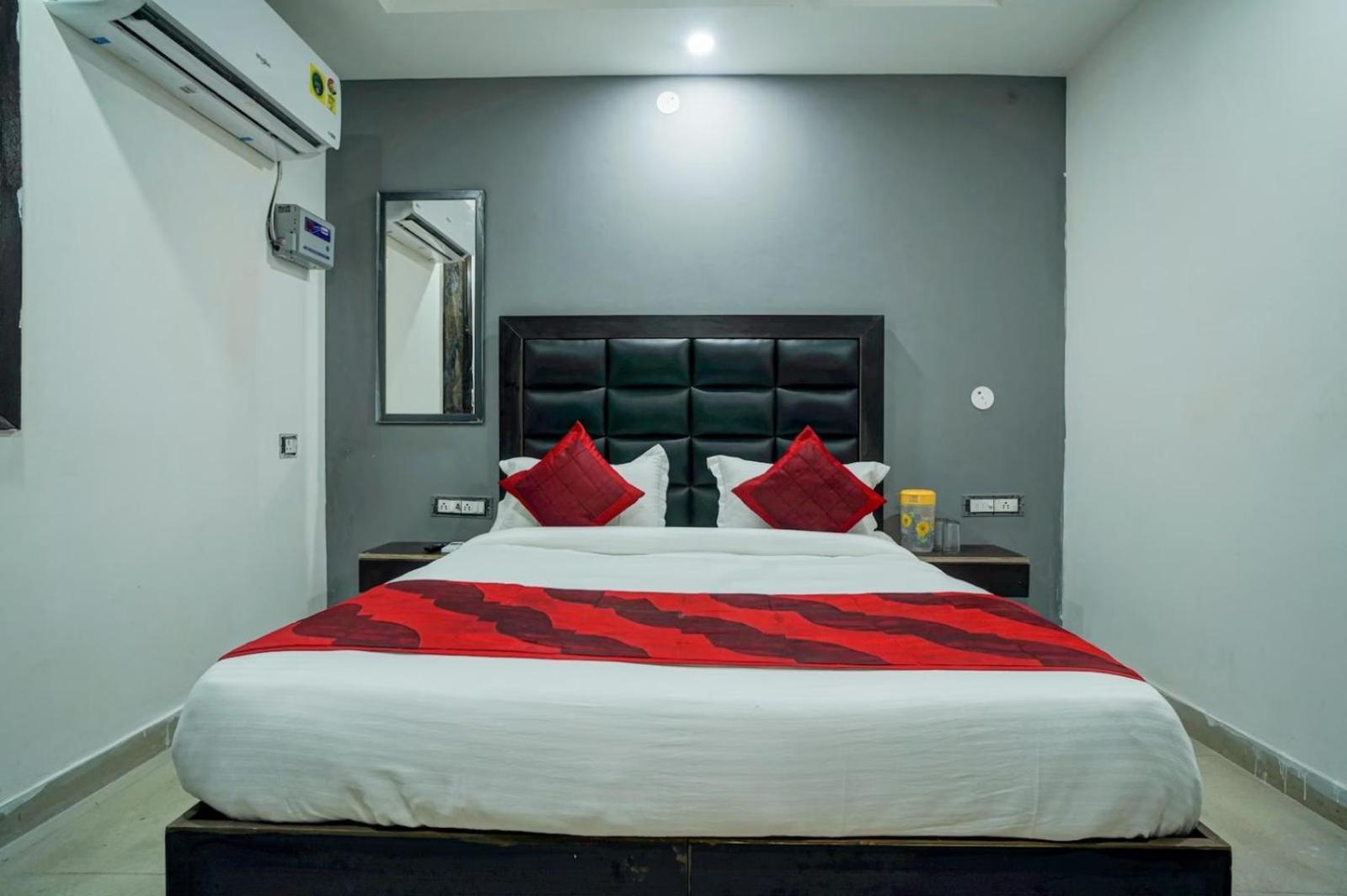 Family Spot Hotel New Delhi Bagian luar foto
