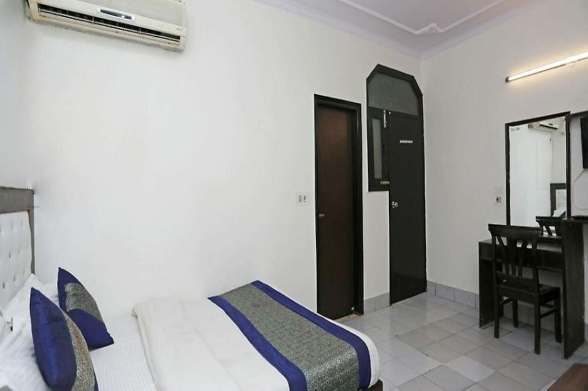 Family Spot Hotel New Delhi Bagian luar foto