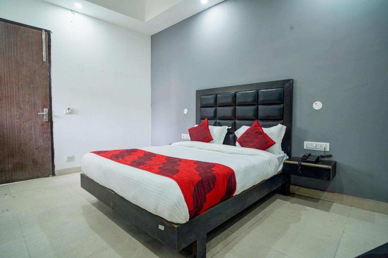 Family Spot Hotel New Delhi Bagian luar foto