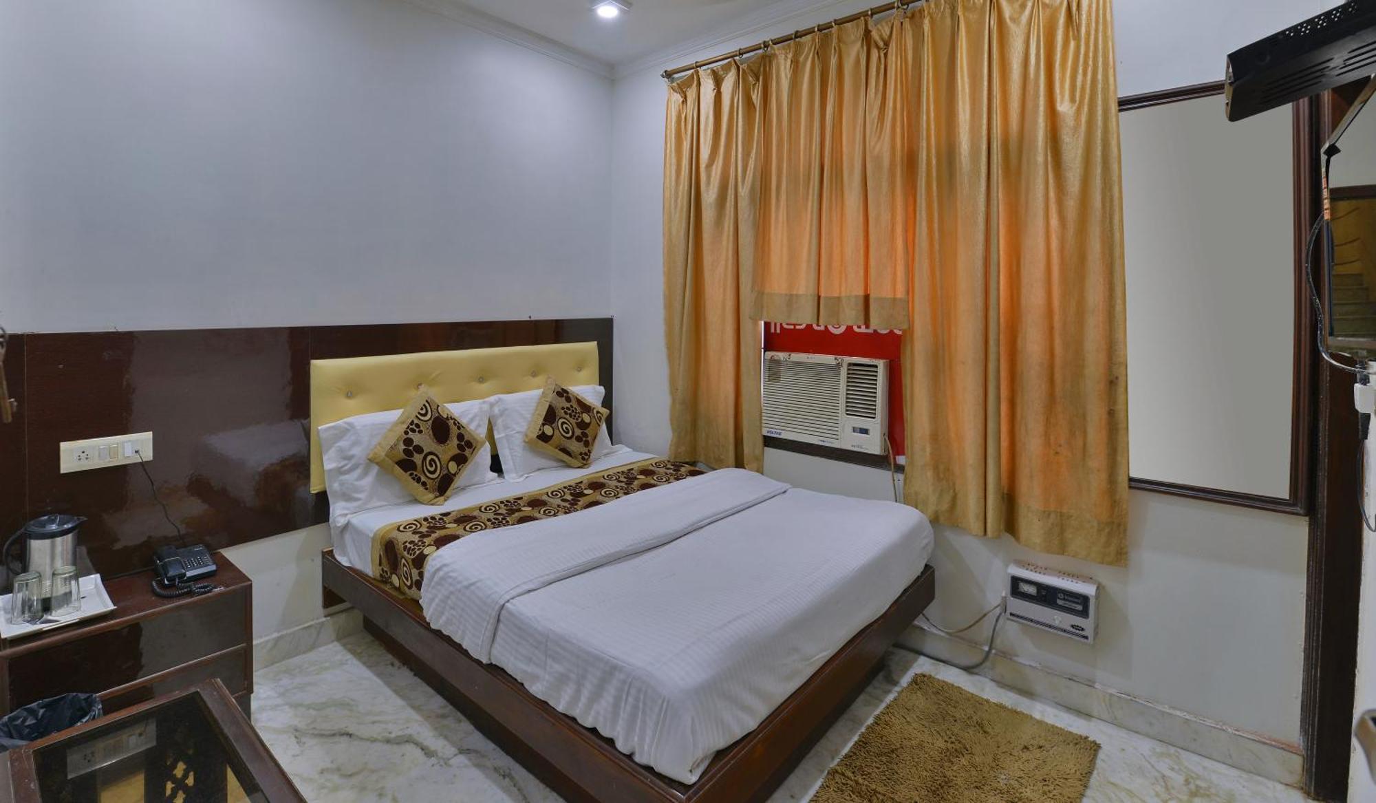 Family Spot Hotel New Delhi Bagian luar foto