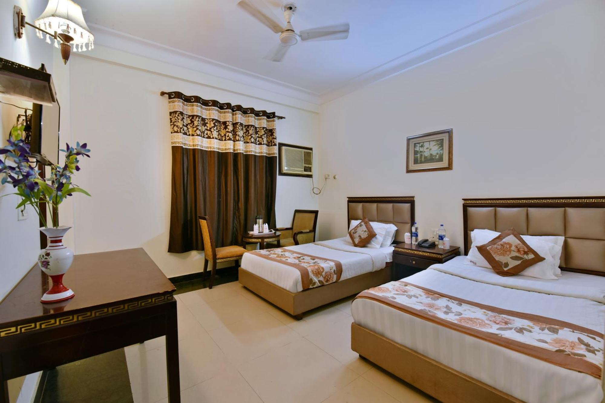 Family Spot Hotel New Delhi Bagian luar foto