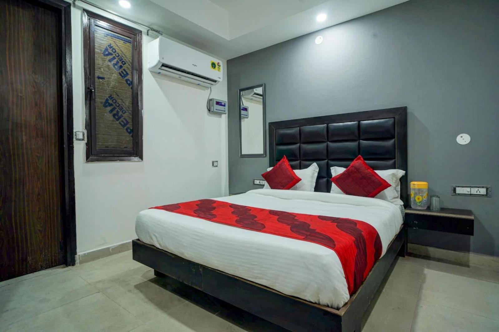 Family Spot Hotel New Delhi Bagian luar foto