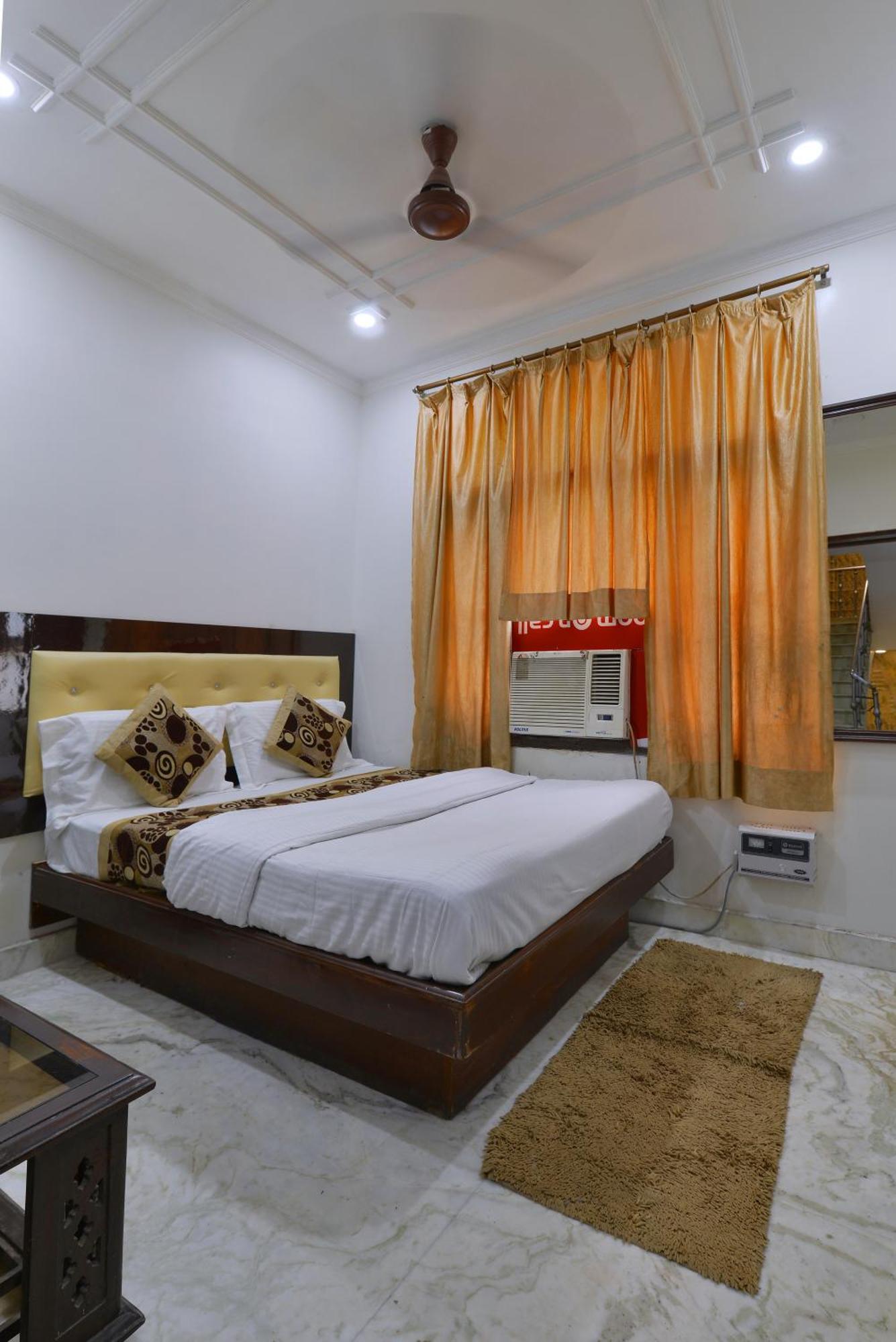 Family Spot Hotel New Delhi Bagian luar foto