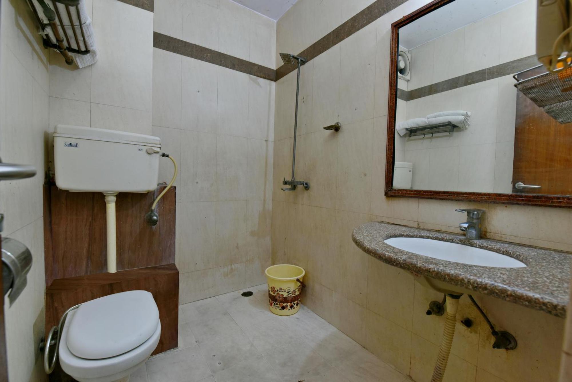 Family Spot Hotel New Delhi Bagian luar foto