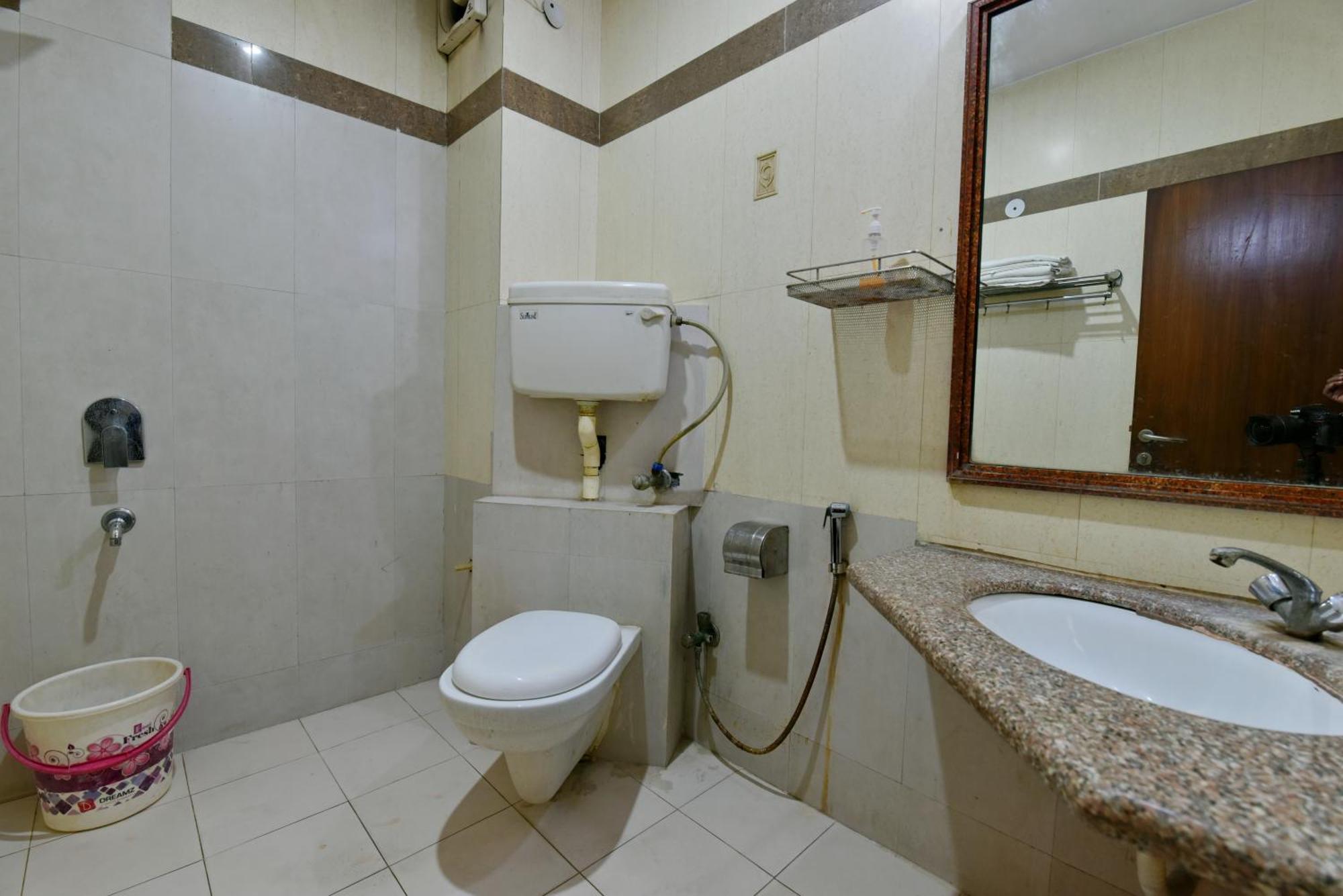 Family Spot Hotel New Delhi Bagian luar foto